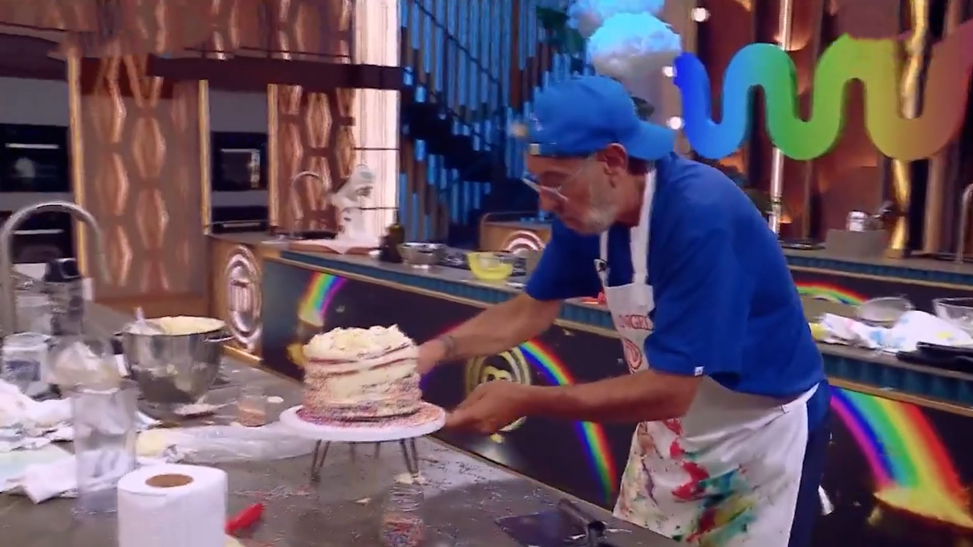 Miguel Ángel Rodríguez vivió una noche caótica en MasterChef Celebrity tras perder su crema y ver derrumbarse su torta arcoíris