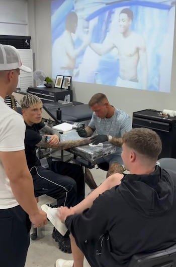 El futbolista fue fotografiado sosteniendo