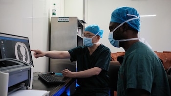 Los trabajadores sanitarios suspenden casi