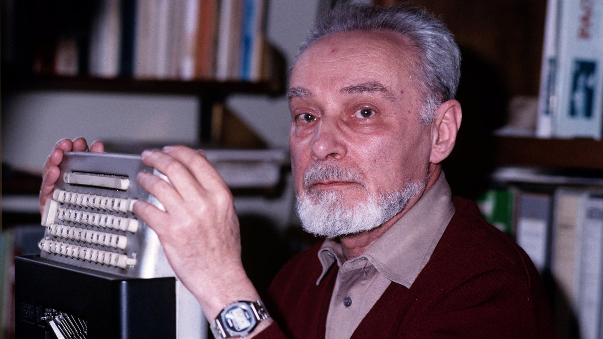 Primo Levi en su casa, en febrero de 1987, meses antes de morir (©Basso Cannarsa/Opale)
