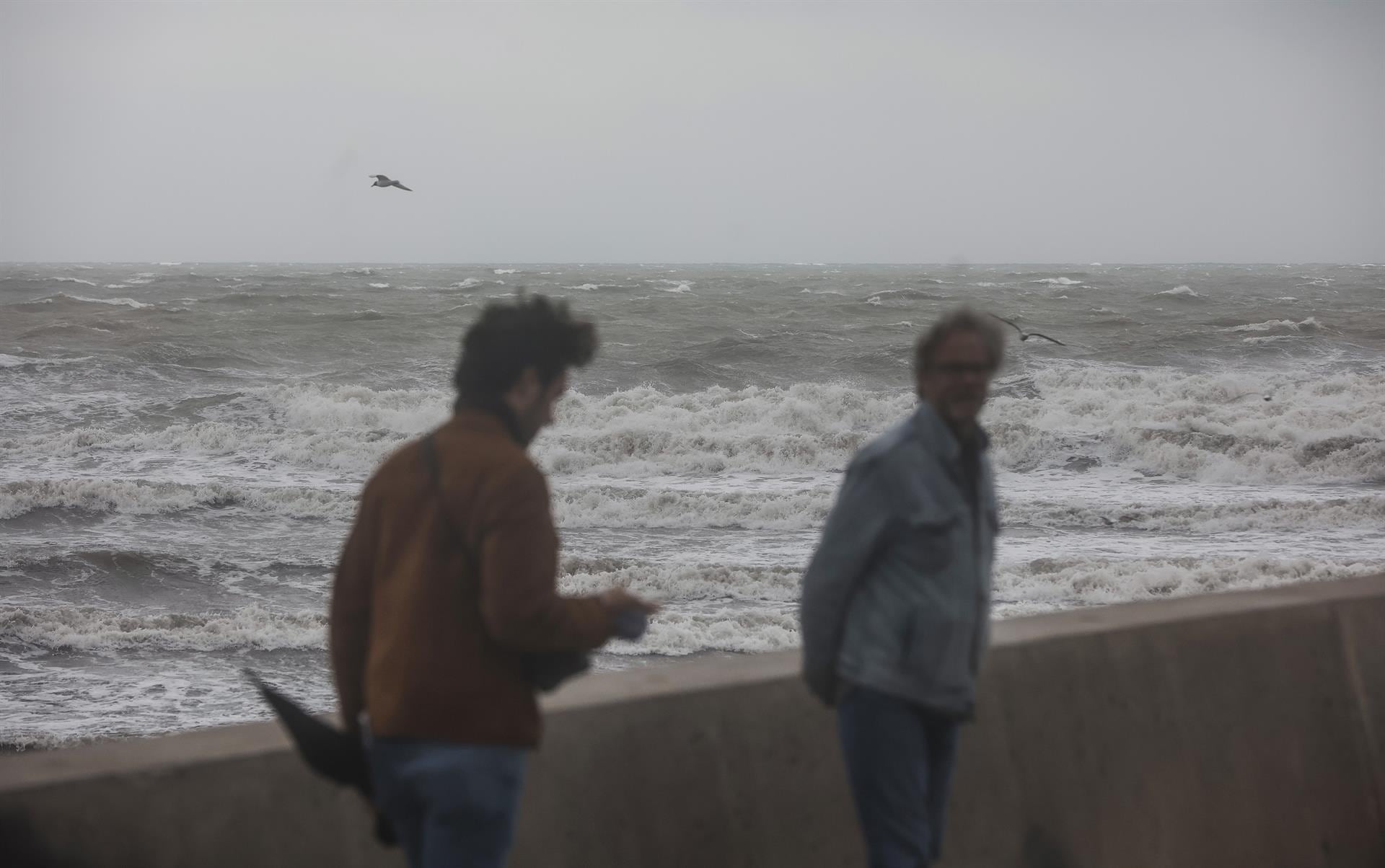 Viento, niebla, lluvia y oleaje activan hoy avisos en una decena de provincias y Melilla