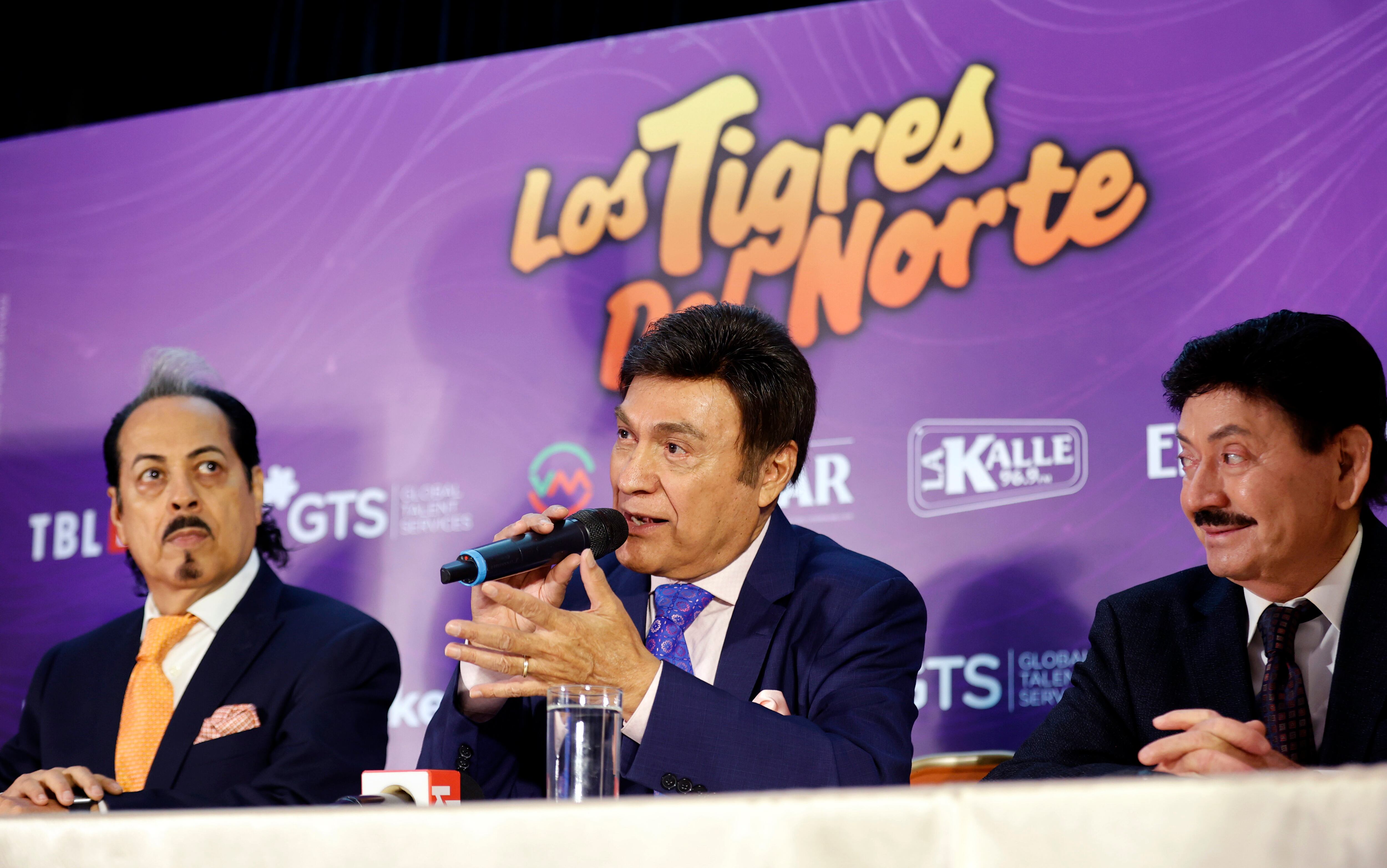Los integrantes del grupo musical mexicano Los Tigres del Norte, de izquierda a derecha, Hernán Hernández, Jorge Hernández y Oscar Lara, participan durante una rueda de prensa hoy en Bogotá (Colombia). EFE/Mauricio Dueñas Castañeda