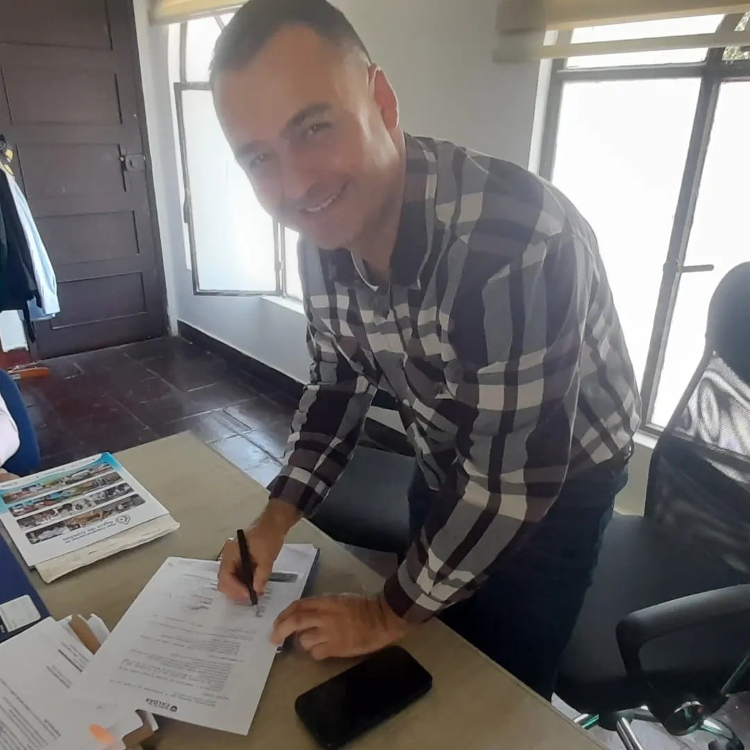 El alcalde de Villamaría, Jonier Alejandro Ramírez Zuluaga, entregó un ramo de rosas a Mariana Grajales Jaramillo antes de retirarse del evento - crédito @PDACaldas/X