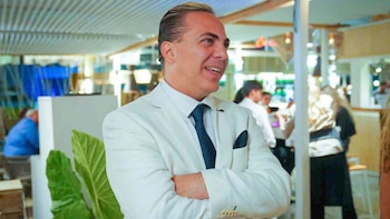 El cantante mexicano continúa lanzando