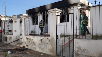 Un brutal incendio arrasó con una casa en Córdoba y dos personas resultaron heridas