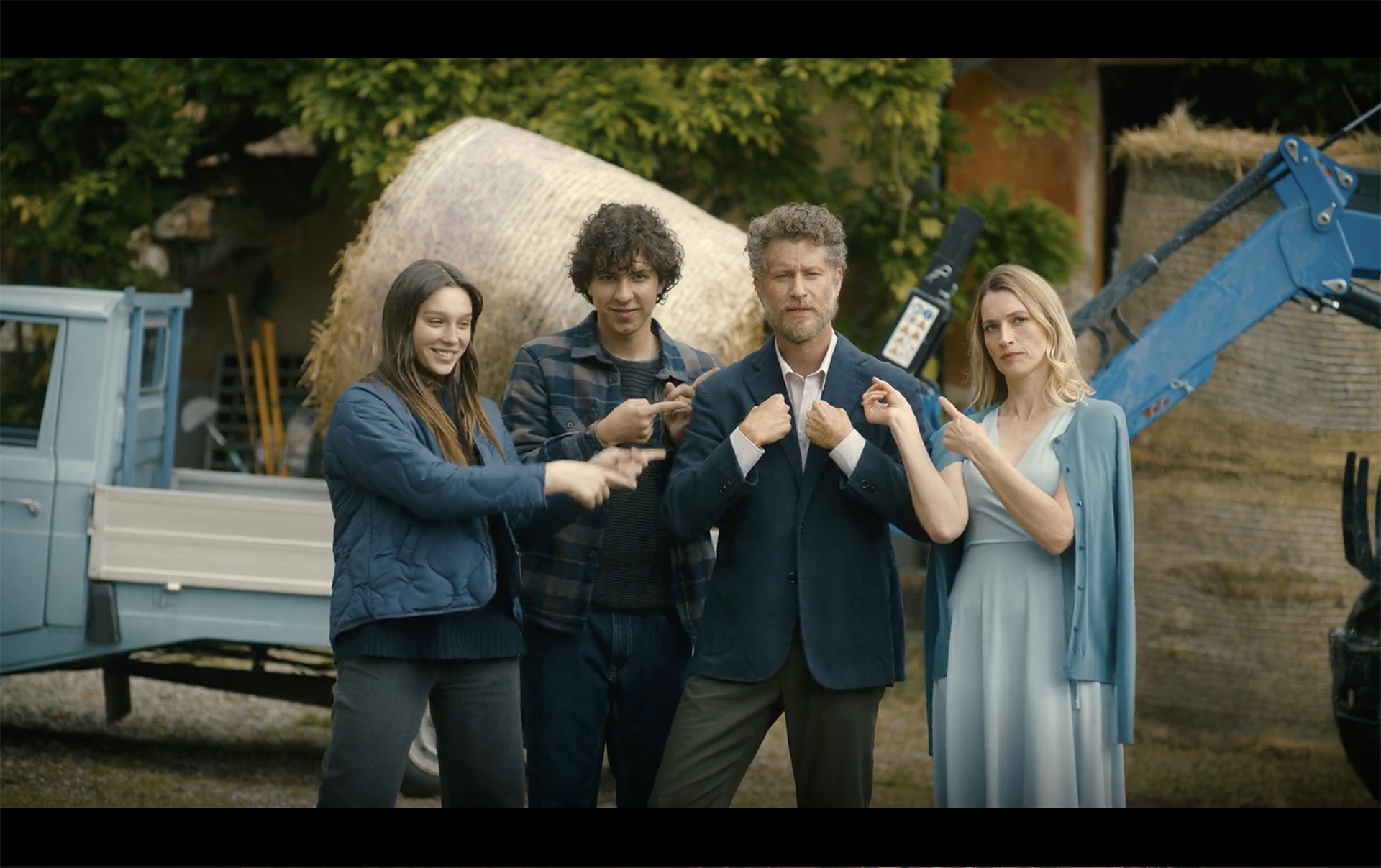 Emilio junto al elenco de la película Sobran las palabras