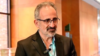 Marcelo Rohr, hombre con anteojos, barba canosa y saco oscuro, mira hacia un lado en un interior con paredes de madera