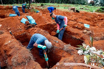 Sepultureros del cementerio de Vila