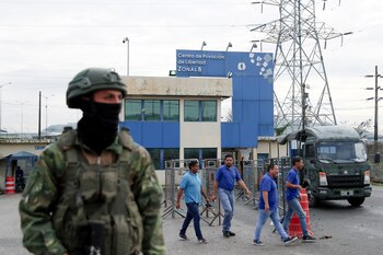 Un soldado vigila el exterior