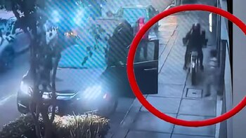 Motociclista a tropella a niño