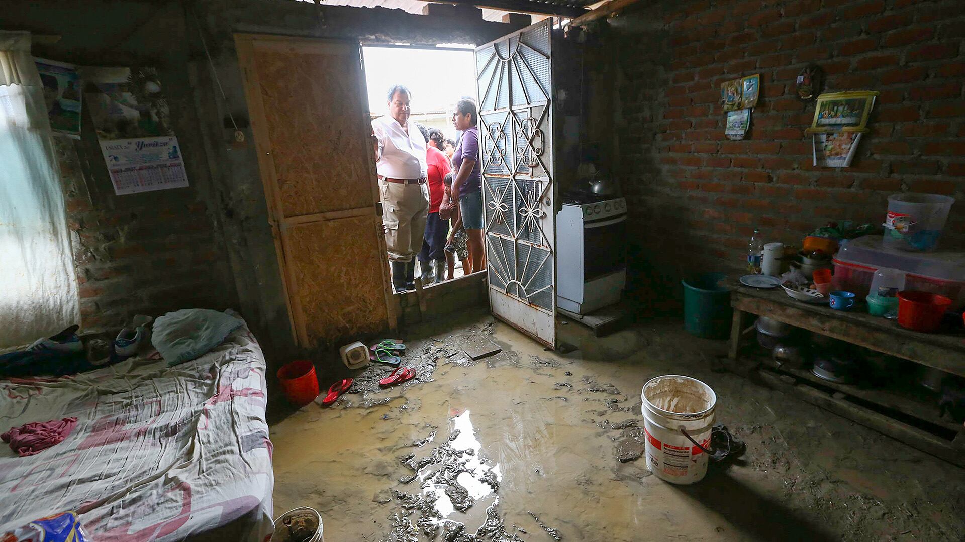 LIM02. PIURA (PERÚ), 14/03/2017.- El ministro de Defensa de Perú, Jorge Nieto, observa hoy, martes 14 de marzo del 2017, el interior de una vivienda inundada por las lluvias torrenciales caídas sobre el sector de El Indio, en la provincia de Castilla, de la región de Piura en la costa norte de Perú. Varios ministros de Estado visitan hoy la región Piura, al norte de Perú, para hacer una evaluación de los daños y necesidades de la población, tras las inundaciones y deslizamientos de lodo por las intensas lluvias provocadas por un fenómeno del Niño costero. EFE/Elías Agustín
