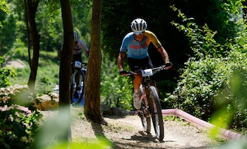 Muchos ciclistas omiten estiramientos tras sus salidas, esencial para evitar lesiones. REUTERS/Piroschka Van De Wouw
