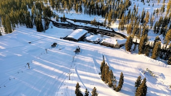 Desaparecidos diez esquiadores por una