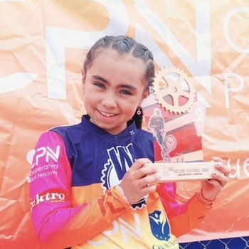 Antonella Puyo sostiene el trofeo