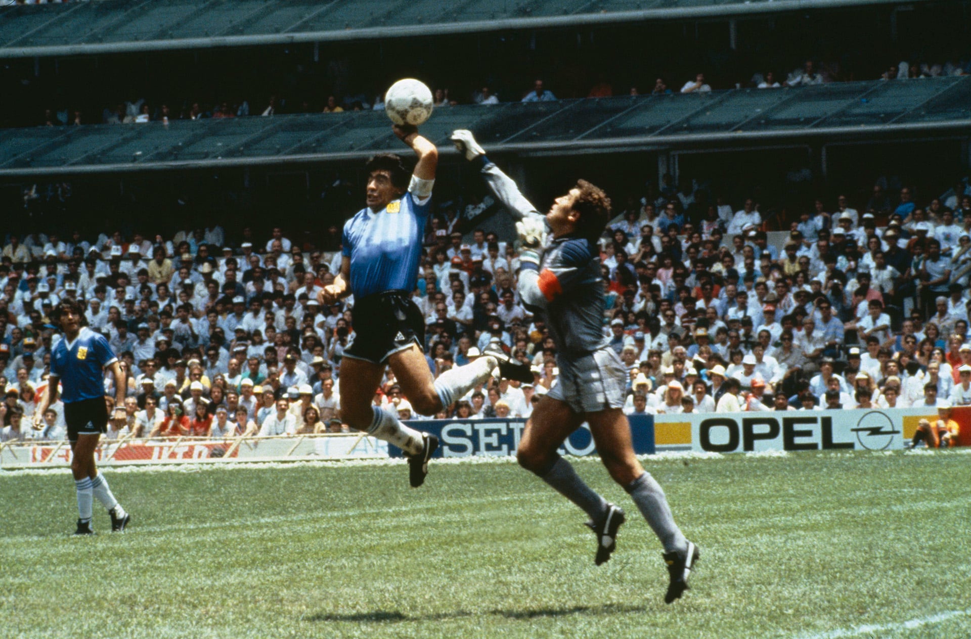 Maradona esconde el puño para impulsar la pelota y Shilton pasa de largo: nace