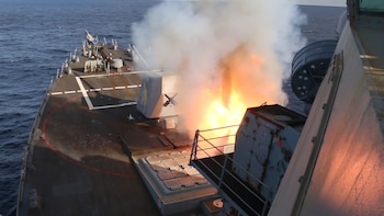 Un destructor estadounidense lanzando un