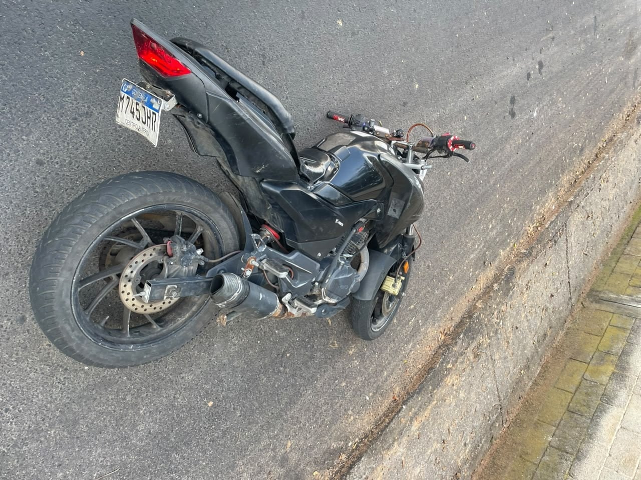 Los presuntos sicarios se conducían en una motocicleta que quedó tirada en el lugar del tiroteo. (PNC de Guatemala)