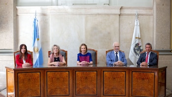 La Corte porteña revocó un fallo que obligaba al gobierno a garantizar vivienda a una familia de refugiados colombianos