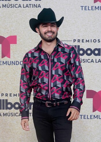 ARCHIVO - Joss Favela llega