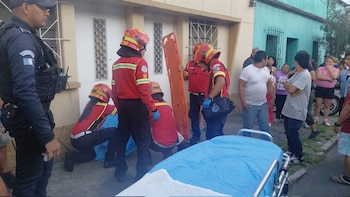 Los paramédicos encontraron al adolescente en la vía pública tras llamadas a la línea de emergencia. (Cortesía: Bomberos Municipales)