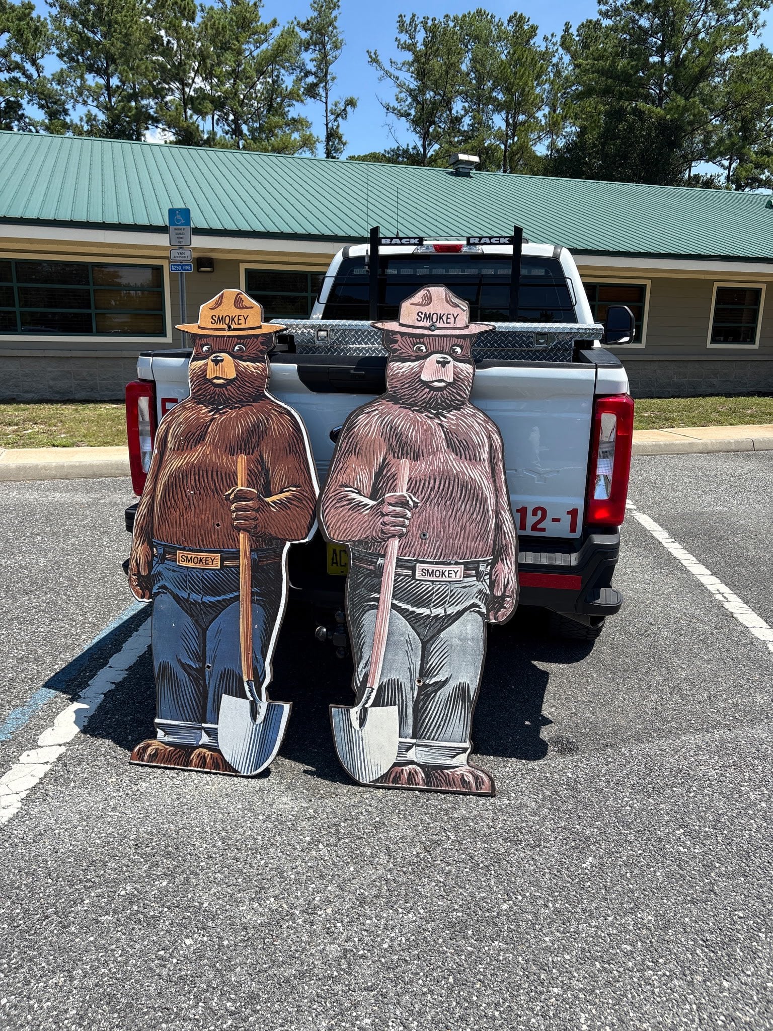 Los letreros oficiales de Smokey Bear fueron ofrecidos a la venta en Facebook Marketplace por 1.900 dólares cada uno (X: Twitter)