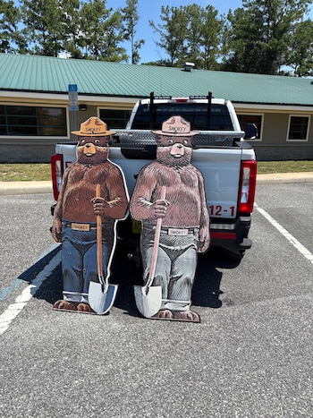 Los letreros oficiales de Smokey Bear fueron ofrecidos a la venta en Facebook Marketplace por 1.900 dólares cada uno (X: Twitter)