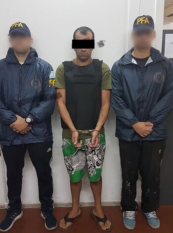 Enrique Solis, esposado y custodiado