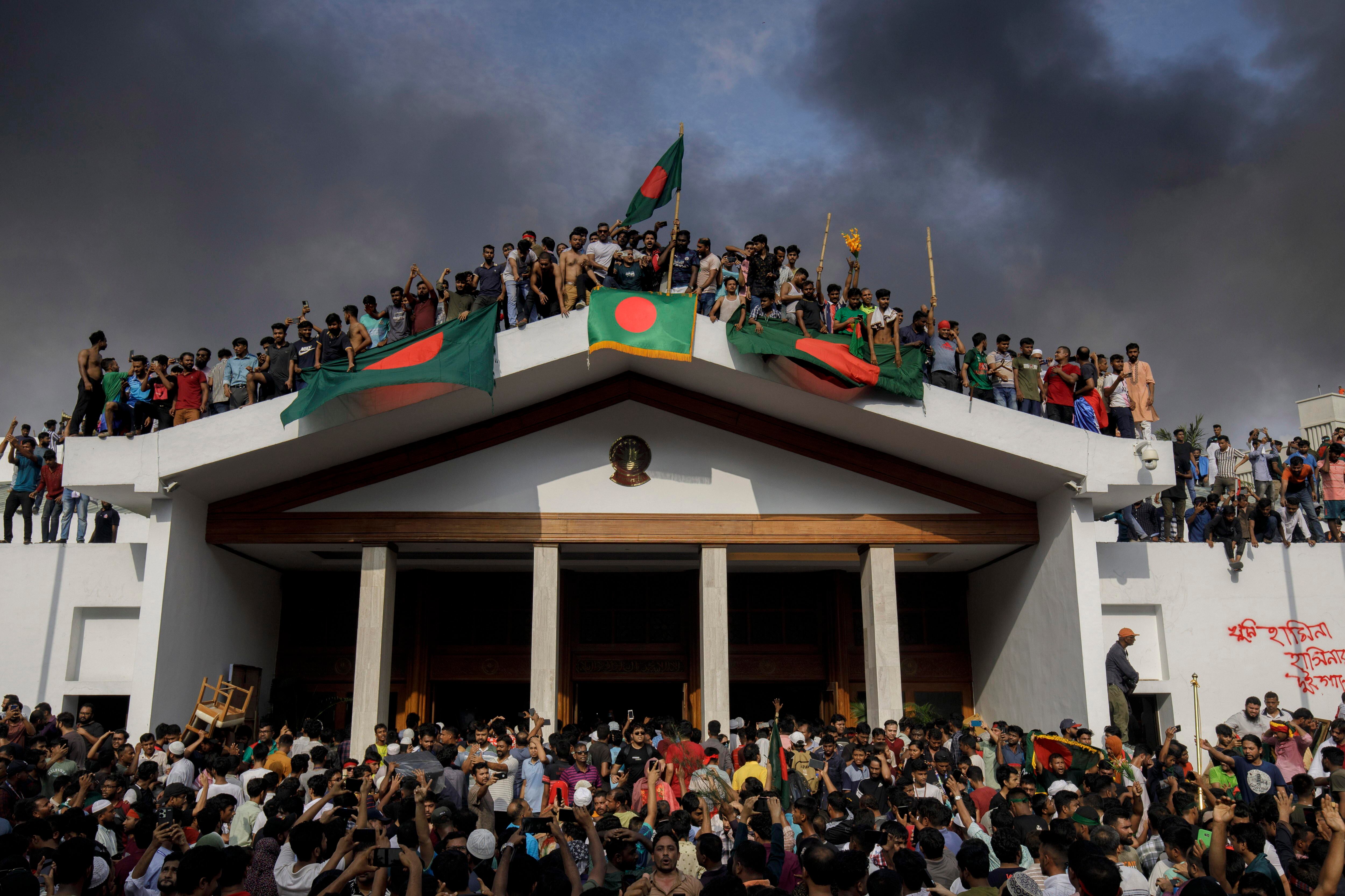 Durante las protestas de 2024 en Bangladesh los manifestantes ocuparon el palacio presidencial, así como otras oficinas del gobierno tras su derrocamiento (EFE/ARCHIVO)