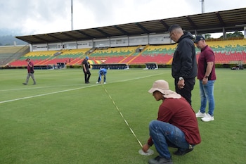 Revisión de la grama para el partido de Copa Libertadores entre Deportes Tolima y Coquimbo Unido - crédito cortesía Imdri