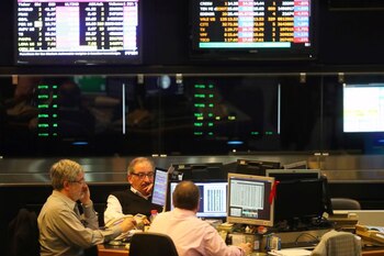 Operadores bursátiles trabajan en la