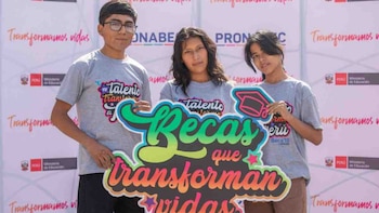 Tres jóvenes, dos mujeres y un hombre, sostienen un cartel con el texto "Becas que transforman vidas". De fondo, un logo del Ministerio de Educación de Perú