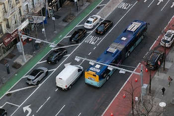 El programa ACE sanciona a conductores que circulan o se estacionan en carriles exclusivos de autobús, bloquean paradas o incurren en doble estacionamiento (REUTERS)
