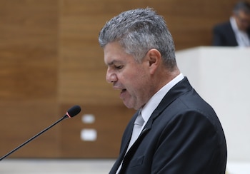 El jefe de fracción del PLN, Álvaro Ramírez, cuestionó al oficialismo y recordó declaraciones atribuidas a Laura Fernández durante la campaña electoral. Crédito: Delfino