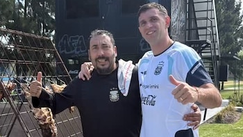 Dibu Martínez mostró el detrás de escena del asado de la selección argentina: el toque para “bajar las calorías”