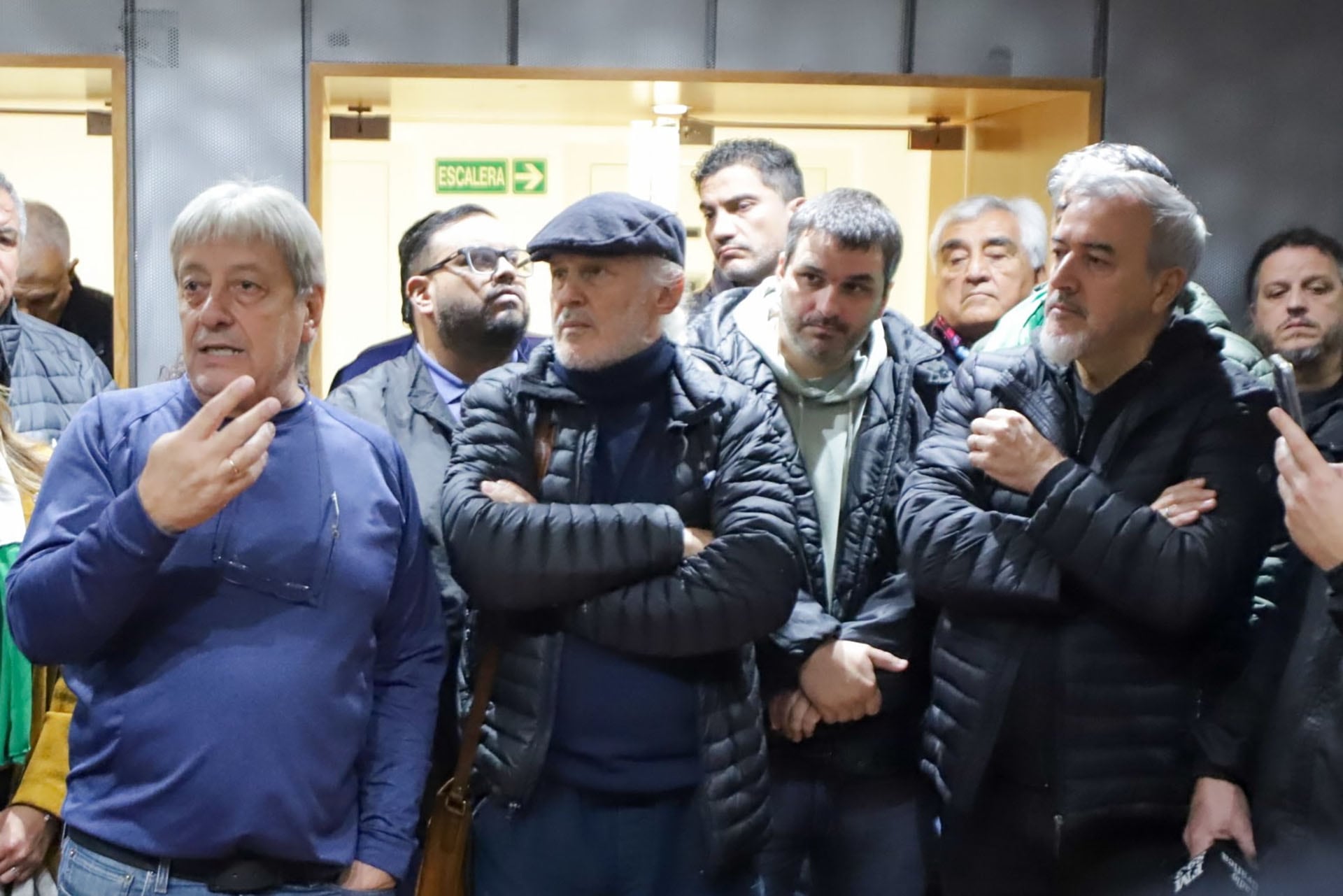 Abel Furlán, con Claudio Marín (FOETRA) y Rodolfo Aguiar (ATE), en el abrazo a la UOM