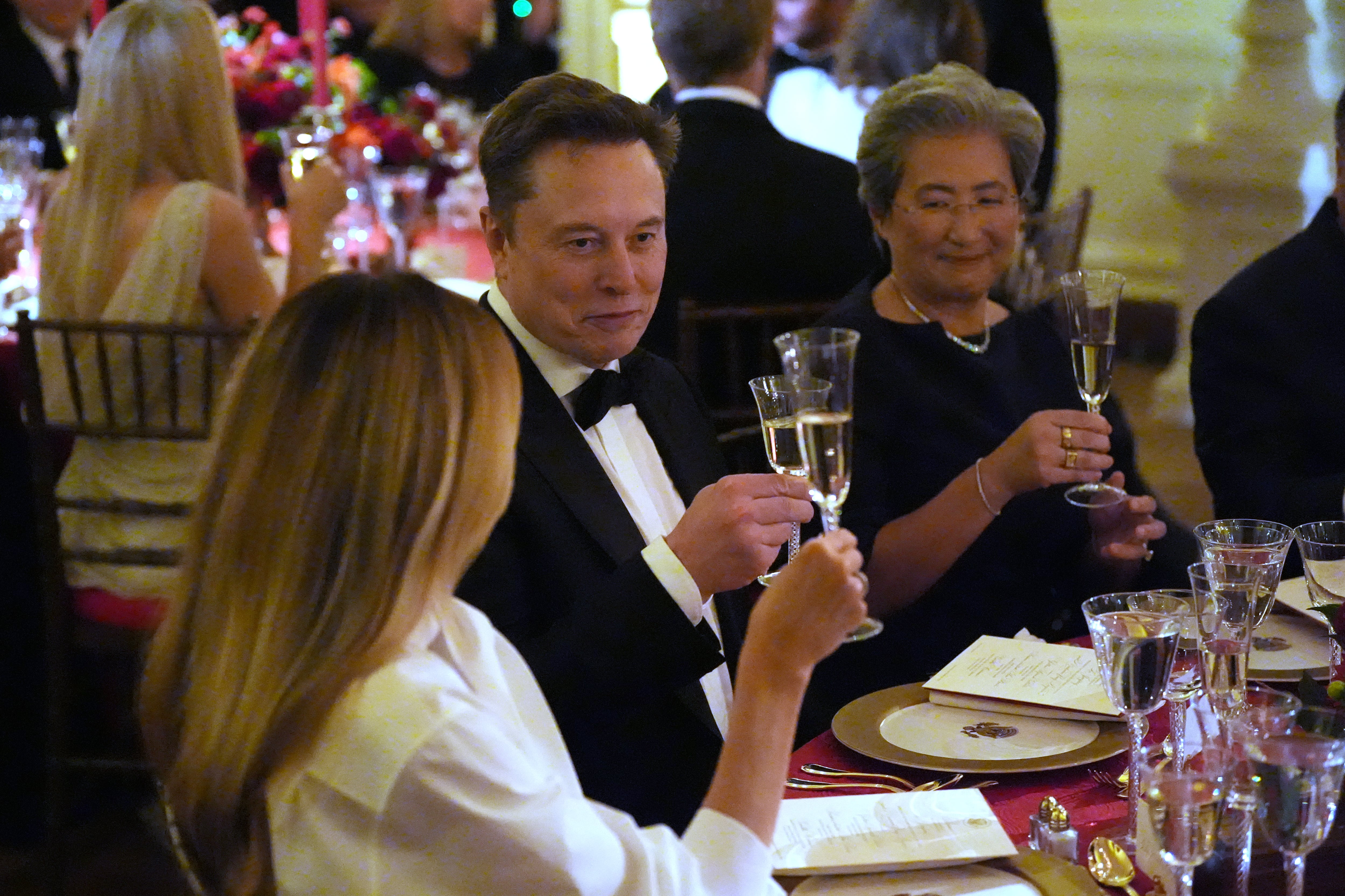 Elon Musk Brinda con la primera dama de Estados Unidos, Melania Trump, en la cena de Estado con el presidente Donald Trump y el líder chino Xi Jinping en la Sala Este de la Casa Blanca, el jueves 24 de septiembre de 2026, en Washington (AP/Alex Brandon)