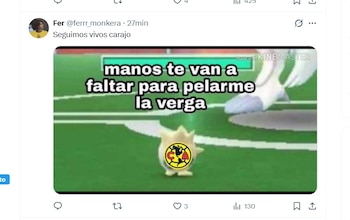 Una captura de pantalla de un meme mostrando un personaje animado con el logo del Club América y un texto en español sobre un fondo de campo de fútbol