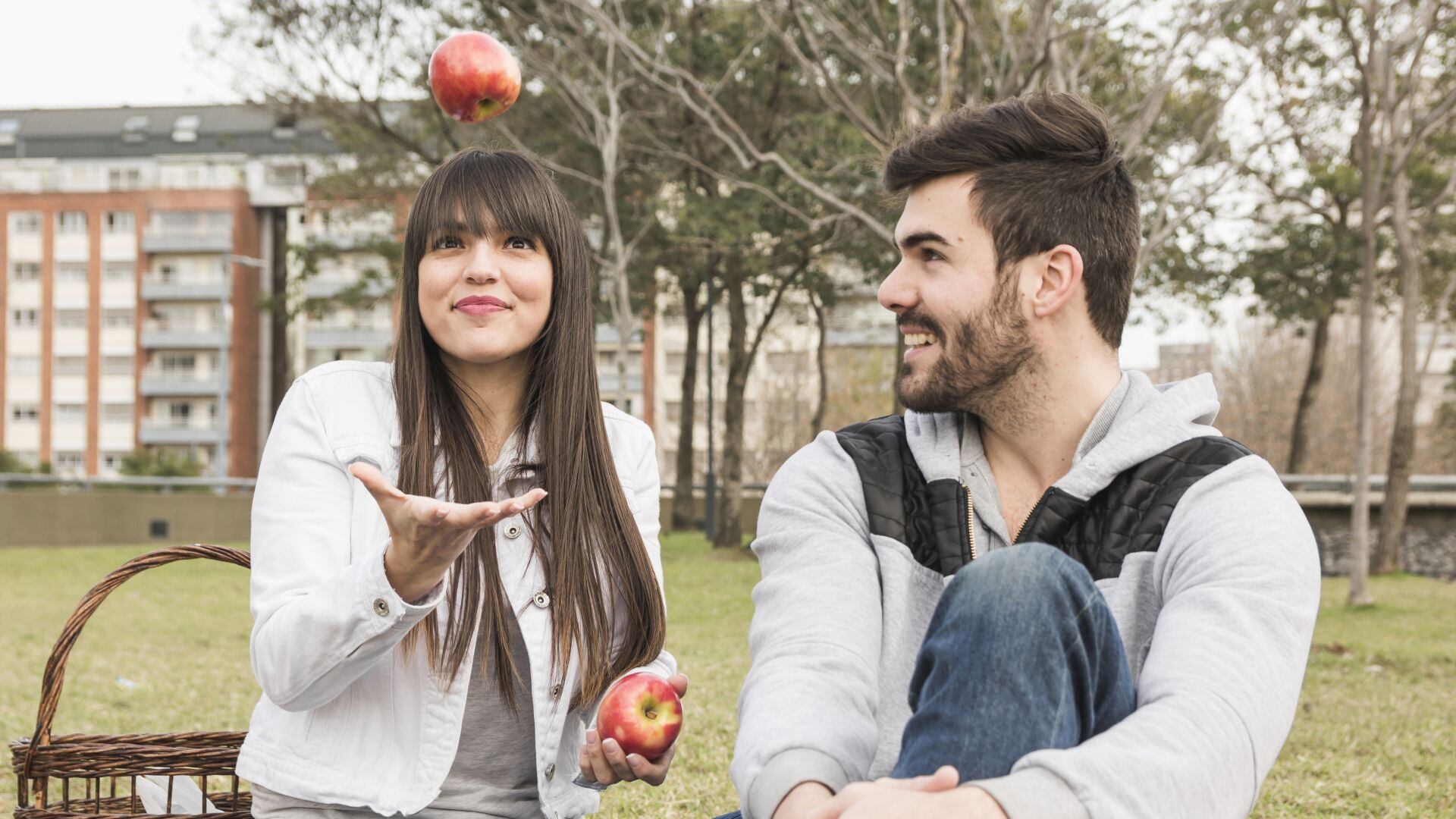 Con cada mordida, la manzana aporta fibra soluble y quercetina, una combinación ideal para proteger el colon de procesos inflamatorios y facilitar la eliminación de toxinas. (Freepik)