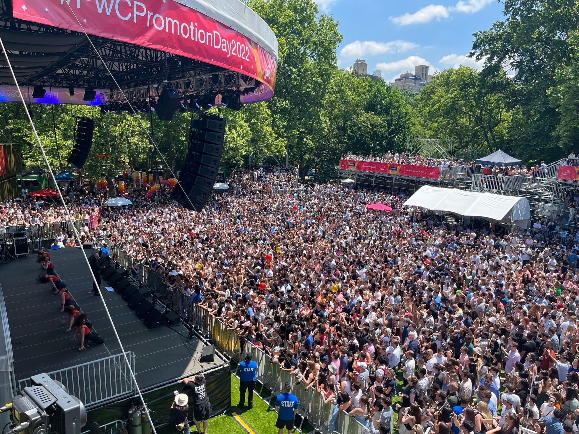 El frente costero de Brooklyn combina programación pública, turismo y espacios de encuentro durante la temporada alta.