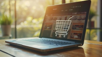 Esta imagen muestra un celular y una computadora con la pantalla del carrito de compras abierto, representando la era moderna de las compras online. Ilustra cómo la tecnología ha facilitado el acceso a productos y servicios, permitiendo a los usuarios realizar compras desde diversos dispositivos. Destaca la importancia de las opciones de pago, como débito y crédito, y cómo las promociones y eventos como el Black Friday han revolucionado el concepto de shopping online. (Imagen ilustrativa Infobae)