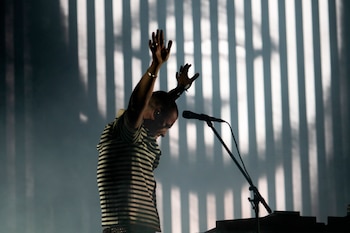 Tom McFarland de la banda británica Jungle durante su concierto en el festival Corona Capital en la Ciudad de México, el sábado 19 de noviembre de 2023. (Foto AP/Alejandro Godínez)