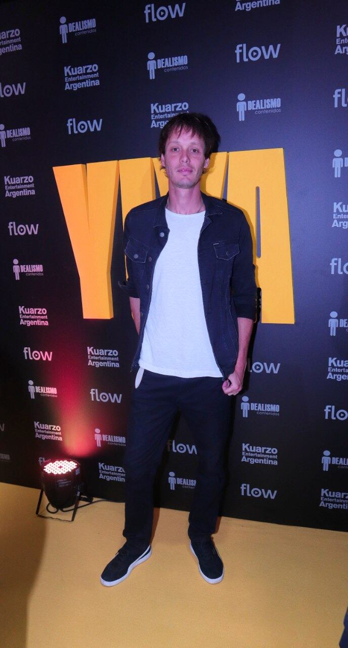 El director Mariano Hueter optó por un look casual y relajado con campera de jean y remera blanca