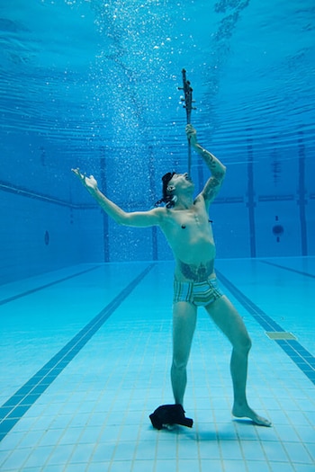Chayne Hultgren, conocido como Space Cowboy, logró un récord Guinness al tragar cuatro espadas bajo el agua en una pileta de Milán (Guinness World Records)