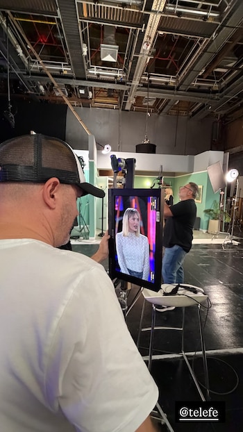 Karla Kovacic durante a gravação da série vertical no Studio Telefe