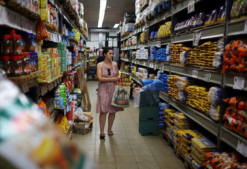 Las mediciones de alta frecuencia de las consultoras proyectan una inflación superior a 2% en noviembre. REUTERS/Agustin Marcarian