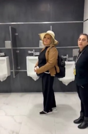 La presencia de mingitorios en sanitarios femeninos provocó críticas en redes.