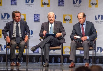 Desde la izquierda, el expresidente