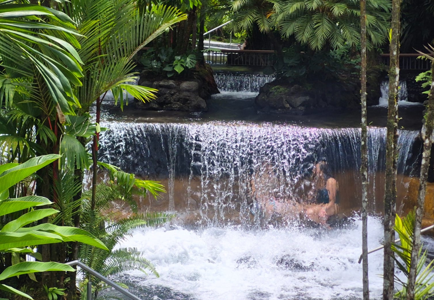 Las piscinas termales de La Fortuna registran temperaturas que oscilan entre los 30 °C y 50 °C, según información de ADIFORT. Crédito: ADIFORT