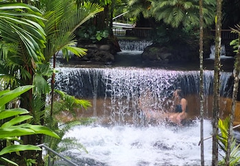 Las piscinas termales de La Fortuna registran temperaturas que oscilan entre los 30 °C y 50 °C, según información de ADIFORT. Crédito: ADIFORT