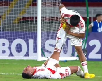 Tres futbolistas peruanos terminaron acalambrados